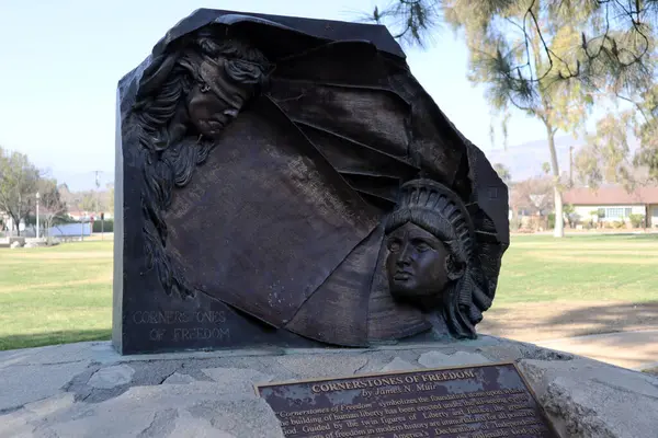 San Dimas, Kaliforniya - 1 Şubat 2025: Özgürlüğün Kamu Sanat Köşe Taşları Sanatçısı James Muir, San Dimas, Los Angeles County Özgürlük Parkı 'nda yer aldı.