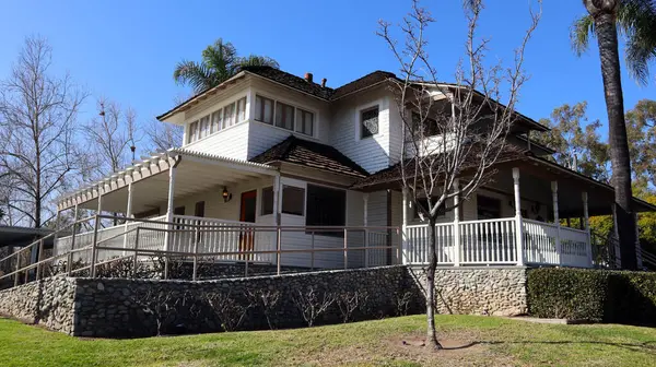 San Dimas (Los Angeles County), Kaliforniya - 1 Şubat 2025: The Martin House, şu anda 246 E Bonita Bulvarı 'nda bulunan Viktorya tarzı tarihi bir ev