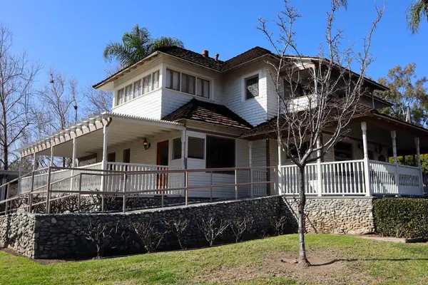 San Dimas (Los Angeles County), Kaliforniya - 1 Şubat 2025: The Martin House, şu anda 246 E Bonita Bulvarı 'nda bulunan Viktorya tarzı tarihi bir ev