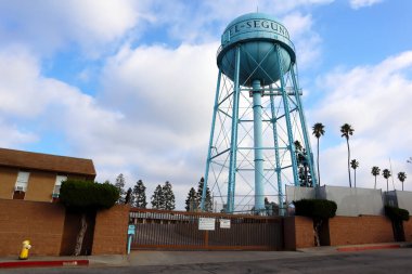 El Segundo, California - 19 Ocak 2025: El Segundo Su Kulesi, Los Angeles 'ın El Segundo şehrinde ikonik bir endüstriyel yapı.