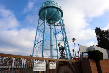 El Segundo, California - 19 Ocak 2025: El Segundo Su Kulesi, Los Angeles 'ın El Segundo şehrinde ikonik bir endüstriyel yapı.