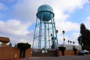 El Segundo, California - 19 Ocak 2025: El Segundo Su Kulesi, Los Angeles 'ın El Segundo şehrinde ikonik bir endüstriyel yapı.