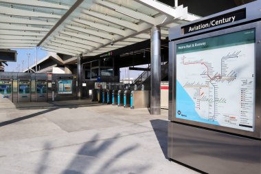Los Angeles, California - 28 Ocak 2025 Havacılık-Yüzyıl Metro Treni C ve K Hattı İstasyonu