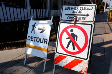 Yol İşaretleri: Kaldırımlı Kapalı Yol İşaretleri