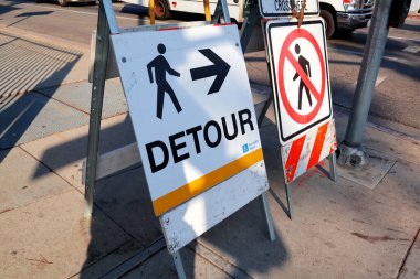 Yol İşaretleri: Kaldırımlı Kapalı Yol İşaretleri