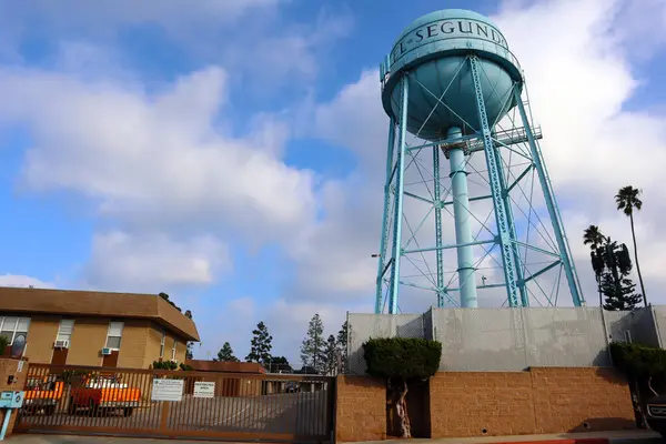 El Segundo, California - 19 Ocak 2025: El Segundo Su Kulesi, Los Angeles 'ın El Segundo şehrinde ikonik bir endüstriyel yapı.
