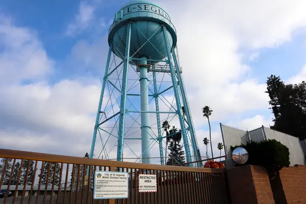 El Segundo, California - 19 Ocak 2025: El Segundo Su Kulesi, Los Angeles 'ın El Segundo şehrinde ikonik bir endüstriyel yapı.