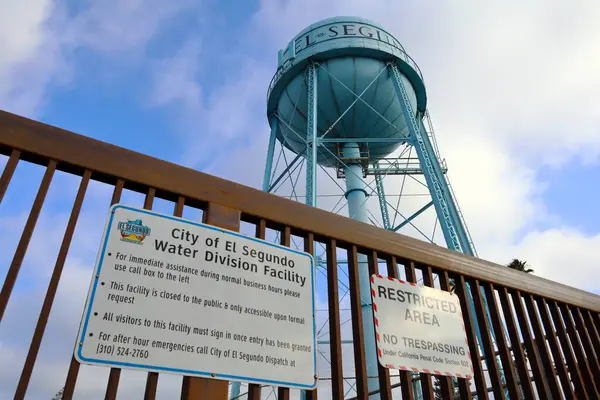 El Segundo, California - 19 Ocak 2025: El Segundo Su Kulesi, Los Angeles 'ın El Segundo şehrinde ikonik bir endüstriyel yapı.