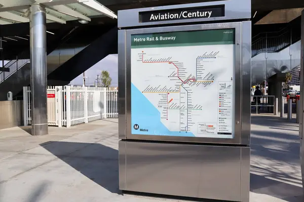 Los Angeles, California - 28 Ocak 2025 Havacılık-Yüzyıl Metro Treni C ve K Hattı İstasyonu