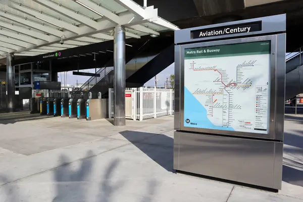 Los Angeles, California - 28 Ocak 2025 Havacılık-Yüzyıl Metro Treni C ve K Hattı İstasyonu