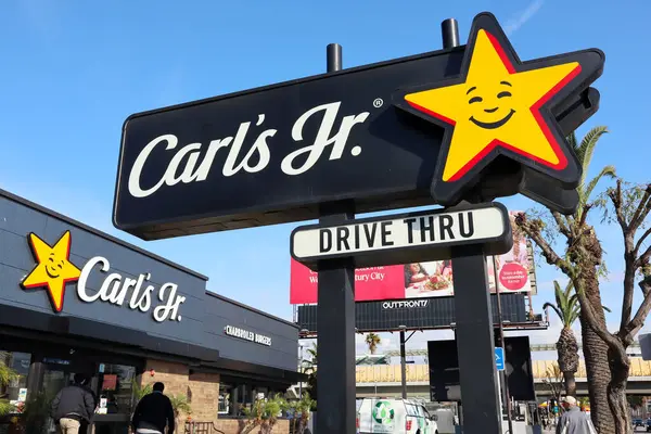 Los Angeles, Kaliforniya - 28 Ocak 2025: Carl 's Jr., Kömürleşmiş Burgerler, Amerikan Fast Food Restoranı