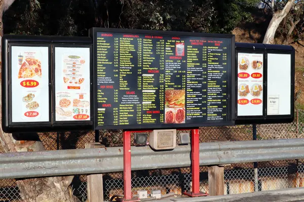 Lawndale, California - 28 Ocak 2025: Tomboy 's Burgers, ünlü Chiliburgerler, Lawndale, 5111 Marine Bulvarı' nda yer almaktadır.