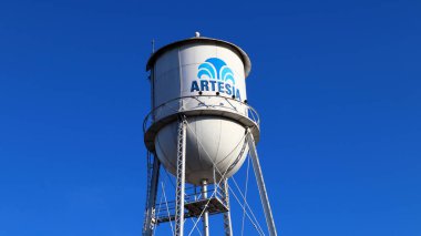 Artesia, California - 16 Ocak 2025: Artesia Su Kulesi, ikonik bir endüstriyel yapı ve Los Angeles şehrinin önemli bir simgesi.