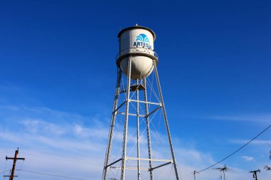 Artesia, California - 16 Ocak 2025: Artesia Su Kulesi, ikonik bir endüstriyel yapı ve Los Angeles şehrinin önemli bir simgesi.