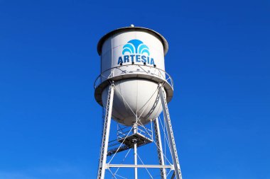 Artesia, California - 16 Ocak 2025: Artesia Su Kulesi, ikonik bir endüstriyel yapı ve Los Angeles şehrinin önemli bir simgesi.