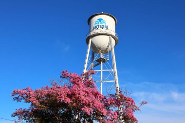 Artesia, California - 16 Ocak 2025: Artesia Su Kulesi, ikonik bir endüstriyel yapı ve Los Angeles şehrinin önemli bir simgesi.