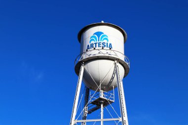 Artesia, California - 16 Ocak 2025: Artesia Su Kulesi, ikonik bir endüstriyel yapı ve Los Angeles şehrinin önemli bir simgesi.
