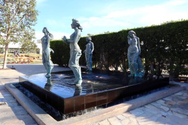 Cerritos (Los Angeles County), Kaliforniya - 16 Ocak 2025: Ressam Jane DeDecker 'ın The Elements adlı eseri, Cerritos Heykel Bahçesi' nde bulunmaktadır.