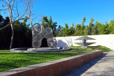 Cerritos (Los Angeles İlçesi), Kaliforniya - 16 Ocak 2025: Ressam Cliff Garten 'ın Serritos Heykel Bahçesi' nde bulunan Kamu Sanatı 