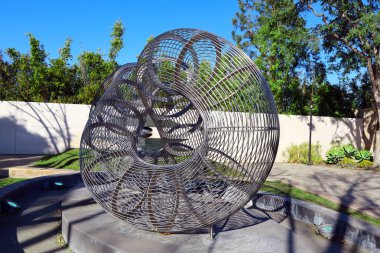 Cerritos (Los Angeles İlçesi), Kaliforniya - 16 Ocak 2025: Ressam Cliff Garten 'ın Serritos Heykel Bahçesi' nde bulunan Kamu Sanatı 