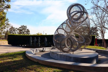 Cerritos (Los Angeles İlçesi), Kaliforniya - 16 Ocak 2025: Ressam Cliff Garten 'ın Serritos Heykel Bahçesi' nde bulunan Kamu Sanatı 