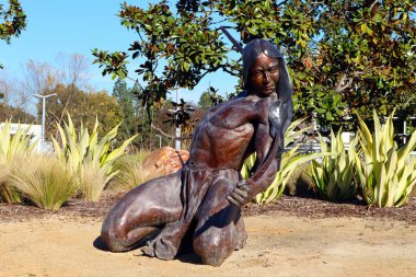 Cerritos (Los Angeles County), Kaliforniya - 16 Ocak 2025: Sanatçı Denny Haskew tarafından yapılan Kamu Sanat Gücü, Cerritos Heykel Bahçesi