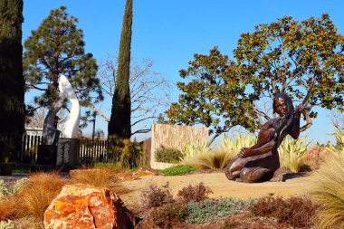 Cerritos (Los Angeles County), Kaliforniya - 16 Ocak 2025: Sanatçı Denny Haskew tarafından yapılan Kamu Sanat Gücü, Cerritos Heykel Bahçesi