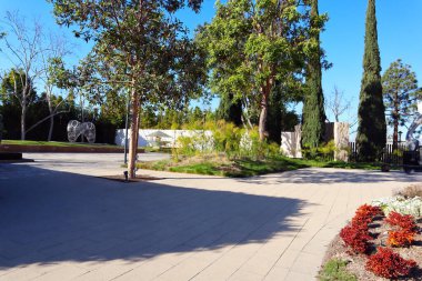 Cerritos (Los Angeles İlçesi), Kaliforniya - 16 Ocak 2025: Ressam Cliff Garten 'ın Serritos Heykel Bahçesi' nde bulunan Kamu Sanatı 