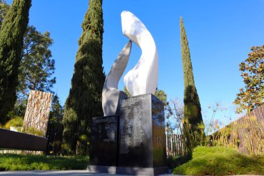 Cerritos, California - 16 Ocak 2025: Cerritos Hava Felaketi Anıtı, 1986 yılında Cerritos 'ta meydana gelen Piper Archer ve Aeromexico DC-9 arasındaki hava trajedisinin kurbanları anısına