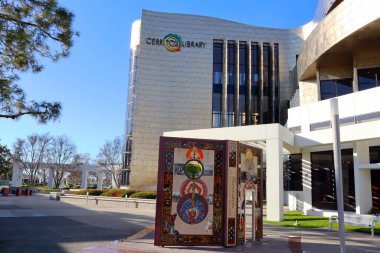 Cerritos, California - 16 Ocak 2025: Cerritos Kütüphanesi, 18025 Bloomfield Bulvarı, Cerritos, Los Angeles