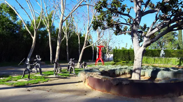 Cerritos (Los Angeles County), Kaliforniya - 16 Ocak 2025: Kamu Sanatı, Jane Rankin 'in Cerritos Heykel Bahçesi' nde bulunan bronz bir heykeli Geçit Töreni 'ne Katıl