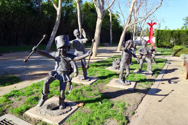 Cerritos (Los Angeles County), Kaliforniya - 16 Ocak 2025: Kamu Sanatı, Jane Rankin 'in Cerritos Heykel Bahçesi' nde bulunan bronz bir heykeli Geçit Töreni 'ne Katıl