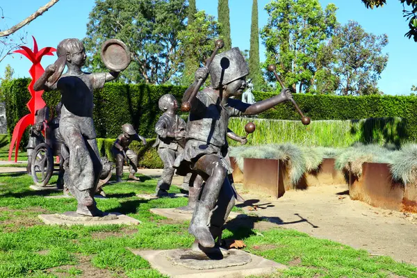 Cerritos (Los Angeles County), Kaliforniya - 16 Ocak 2025: Kamu Sanatı, Jane Rankin 'in Cerritos Heykel Bahçesi' nde bulunan bronz bir heykeli Geçit Töreni 'ne Katıl