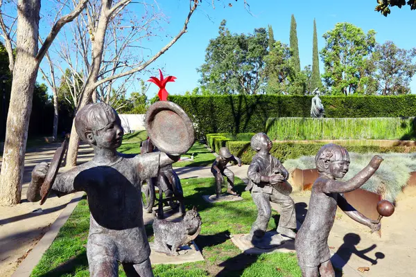 Cerritos (Los Angeles County), Kaliforniya - 16 Ocak 2025: Kamu Sanatı, Jane Rankin 'in Cerritos Heykel Bahçesi' nde bulunan bronz bir heykeli Geçit Töreni 'ne Katıl