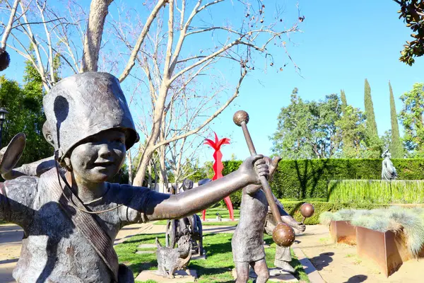 Cerritos (Los Angeles County), Kaliforniya - 16 Ocak 2025: Kamu Sanatı, Jane Rankin 'in Cerritos Heykel Bahçesi' nde bulunan bronz bir heykeli Geçit Töreni 'ne Katıl