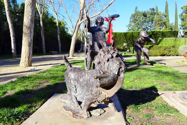 Cerritos (Los Angeles County), Kaliforniya - 16 Ocak 2025: Kamu Sanatı, Jane Rankin 'in Cerritos Heykel Bahçesi' nde bulunan bronz bir heykeli Geçit Töreni 'ne Katıl