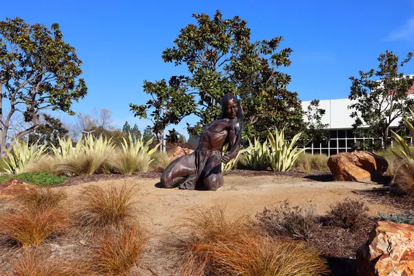Cerritos (Los Angeles County), Kaliforniya - 16 Ocak 2025: Sanatçı Denny Haskew tarafından yapılan Kamu Sanat Gücü, Cerritos Heykel Bahçesi