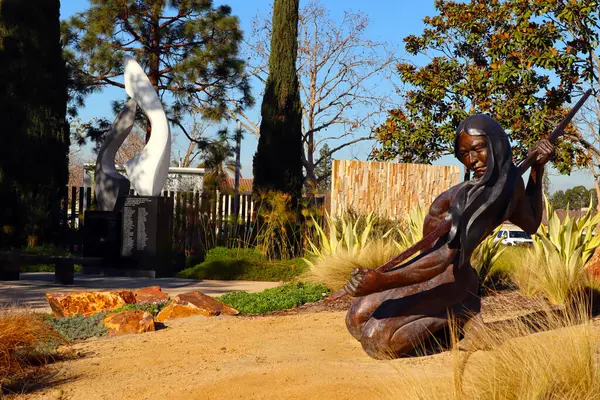 Cerritos (Los Angeles County), Kaliforniya - 16 Ocak 2025: Sanatçı Denny Haskew tarafından yapılan Kamu Sanat Gücü, Cerritos Heykel Bahçesi