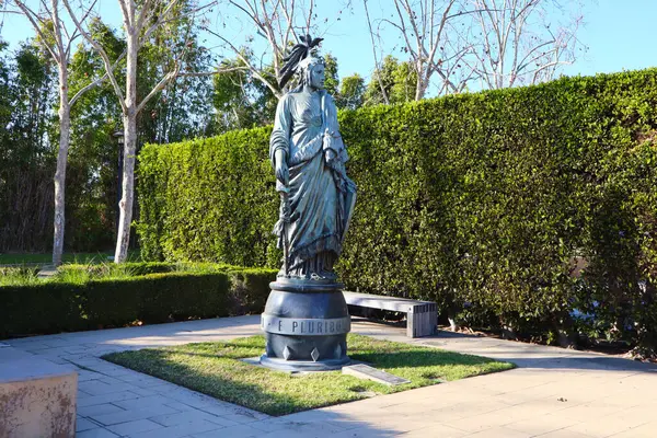 Cerritos (Los Angeles County), Kaliforniya - 16 Ocak 2025: Kamu Sanat Özgürlüğü Heykeli, Washington, D.C. 'de bulunan ABD Kongre Binası' nın tepesinde duran orijinal bronz figürün kopyası.