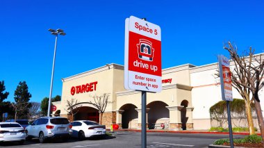 Norwalk, California - 16 Ocak 2025: Hedef mağaza, büyük bir indirimli satış mağazaları zinciri. Dış görünüm, tabelayı yukarı çek