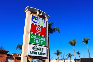 Norwalk, California - 16 Ocak 2025: Paddison Meydanı Alışveriş Merkezi Tabelası Rite Aid, Hedef, Dolar Ağacı ve O 'Reilly Otomobil Parçaları