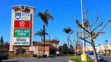 Norwalk, California - 16 Ocak 2025: Paddison Meydanı Alışveriş Merkezi Tabelası Rite Aid, Hedef, Dolar Ağacı ve O 'Reilly Otomobil Parçaları