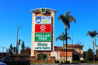Norwalk, California - 16 Ocak 2025: Paddison Meydanı Alışveriş Merkezi Tabelası Rite Aid, Hedef, Dolar Ağacı ve O 'Reilly Otomobil Parçaları