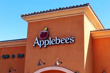 Norwalk, California - 16 Ocak 2025: Applebee 's Neighborhood Grill Bar restoranının dış görünümü