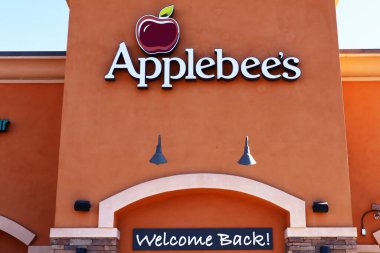Norwalk, California - 16 Ocak 2025: Applebee 's Neighborhood Grill Bar restoranının dış görünümü