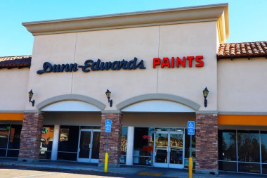Norwalk, California - 16 Ocak 2025: Dunn-Edwards Boyacılık 'ın dış görünümü, kaliteli boya ve kaplama konusunda uzmanlaşmış