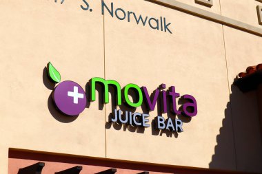 Norwalk, California - 16 Ocak 2025: Movita Juice Bar, acai kaseleri, meyve suları, taze meyve suları ve sağlıklı atıştırmalıklar sunuyor