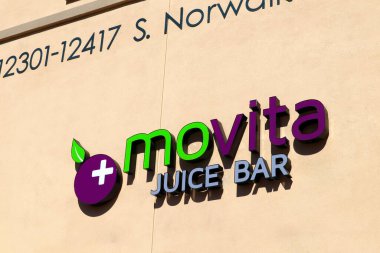 Norwalk, California - 16 Ocak 2025: Movita Juice Bar, acai kaseleri, meyve suları, taze meyve suları ve sağlıklı atıştırmalıklar sunuyor
