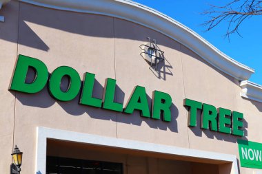 Norwalk, California - 16 Ocak 2025: DOLLAR TREE Mağazası, Amerikan indirimli mağazalar zinciri.