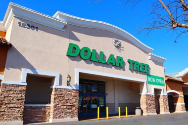 Norwalk, California - 16 Ocak 2025: DOLLAR TREE Mağazası, Amerikan indirimli mağazalar zinciri.